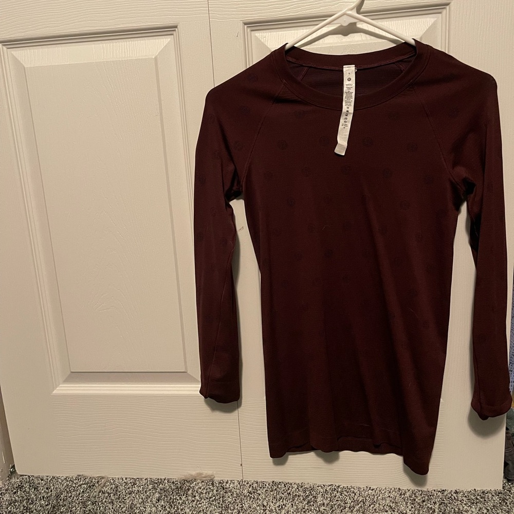 Lululemon Swiftly tech waist length top w/graphics